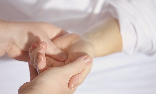 Jak prawidłowo wykonać masaż krocza?